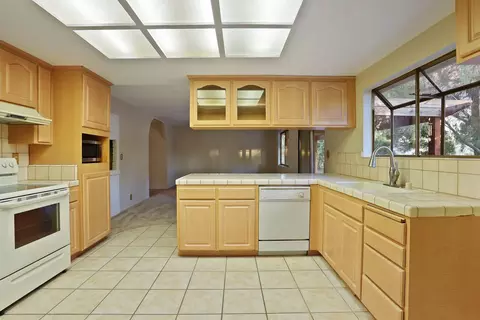 Kitchen - 16310 W Tsirelas Dr, Tracy, CA 95304 photo 4 of 4