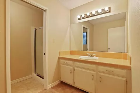 Bath - 16310 W Tsirelas Dr, Tracy, CA 95304 photo 5 of 6