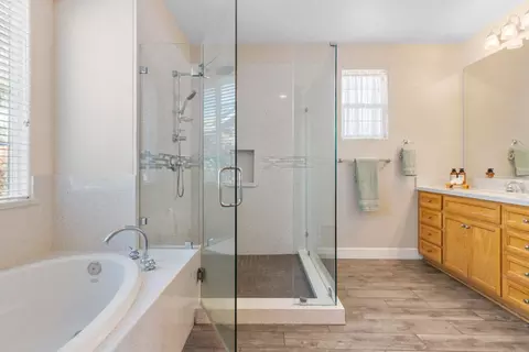 Bath - 1732 Riverview Ave, Tracy, CA 95377 photo 2 of 6