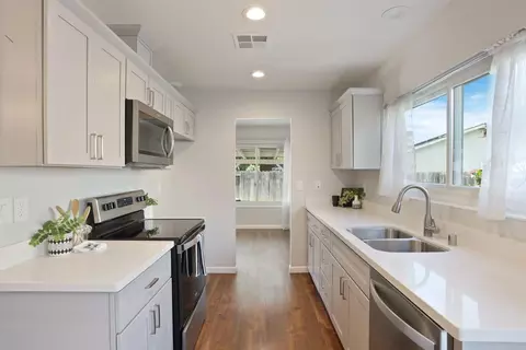 Kitchen - 425 Royal Ct, Tracy, CA 95376 photo 2 of 5