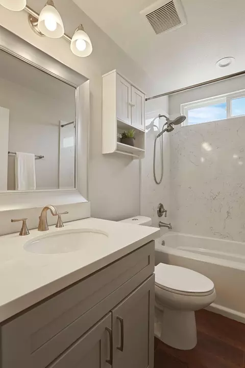 Bath - 425 Royal Ct, Tracy, CA 95376 photo 2 of 5