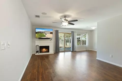 Living - 425 Royal Ct, Tracy, CA 95376 photo 3 of 5
