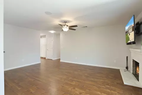 Living - 425 Royal Ct, Tracy, CA 95376 photo 2 of 5