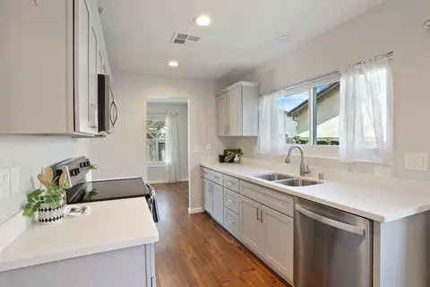 Kitchen - 425 Royal Ct, Tracy, CA 95376 photo 1 of 5