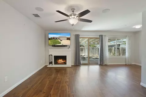 Living - 425 Royal Ct, Tracy, CA 95376 photo 4 of 5