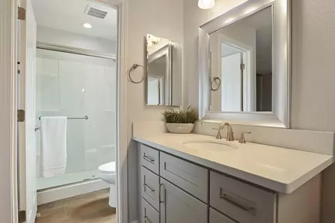 Bath - 425 Royal Ct, Tracy, CA 95376 photo 4 of 5