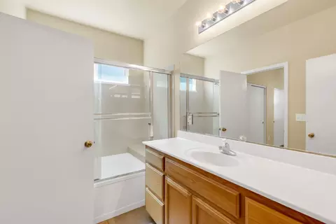 Bath - 1340 Gianna Ln, Manteca, CA 95336 photo 4 of 4