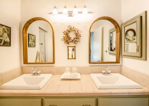 Bath - 1202 Valley Oak Dr, Winters, CA 95694 photo 5 of 7