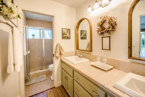 Bath - 1202 Valley Oak Dr, Winters, CA 95694 photo 6 of 7