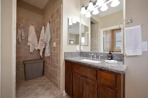 Bath - 2718 Hidden Trail Loop, Rocklin, CA 95765 photo 4 of 10