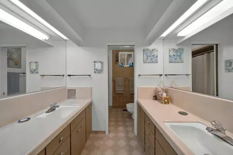 Bath - 225 Howell Ave, Red Bluff, CA 96080 photo 2 of 5