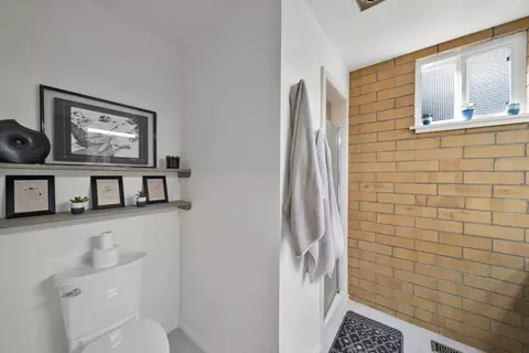 Bath - 225 Howell Ave, Red Bluff, CA 96080 photo 4 of 5