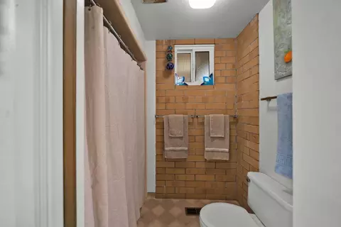 Bath - 225 Howell Ave, Red Bluff, CA 96080 photo 3 of 5