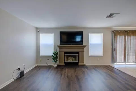 Living - 346 Goshawk Ct, Patterson, CA 95363 photo 4 of 6