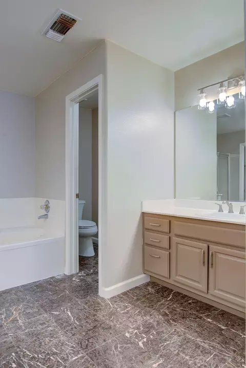 Bath - 346 Goshawk Ct, Patterson, CA 95363 photo 3 of 6