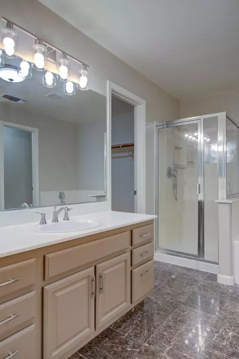 Bath - 346 Goshawk Ct, Patterson, CA 95363 photo 4 of 6