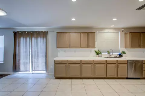 Kitchen - 346 Goshawk Ct, Patterson, CA 95363 photo 2 of 2