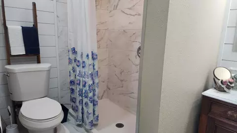 Bath - 1539 Mendota Way, Carmichael, CA 95608 photo 3 of 5