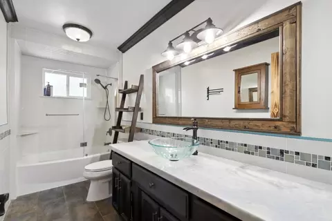 Bath - 8718 Dillard Rd, Wilton, CA 95693 photo 3 of 6