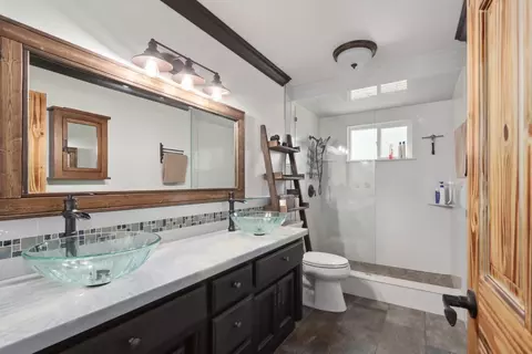 Bath - 8718 Dillard Rd, Wilton, CA 95693 photo 1 of 6