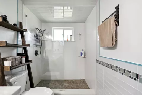 Bath - 8718 Dillard Rd, Wilton, CA 95693 photo 2 of 6