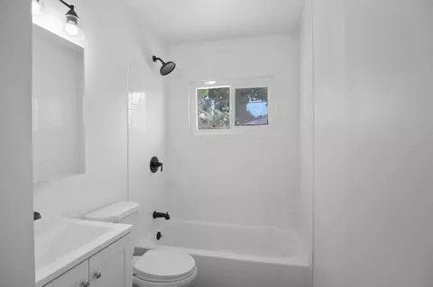 Bath - 2305 Glendale Ave, Modesto, CA 95354 photo 1 of 1
