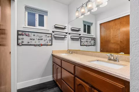 Bath - 560 Fiero Pl, Manteca, CA 95337 photo 1 of 3