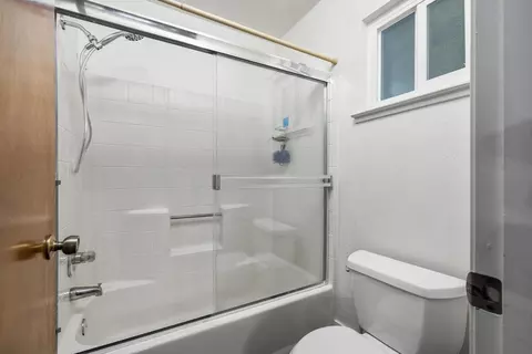 Bath - 560 Fiero Pl, Manteca, CA 95337 photo 2 of 3