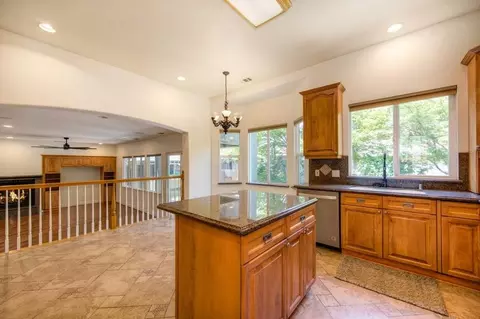 Kitchen - 943 Ranch Rd, Galt, CA 95632 photo 6 of 8