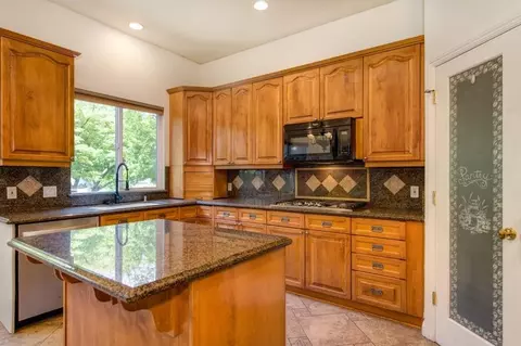 Kitchen - 943 Ranch Rd, Galt, CA 95632 photo 4 of 8