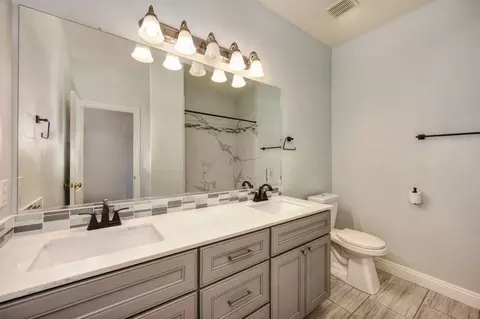 Bath - 943 Ranch Rd, Galt, CA 95632 photo 2 of 6