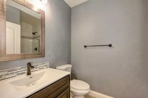 Bath - 943 Ranch Rd, Galt, CA 95632 photo 1 of 6