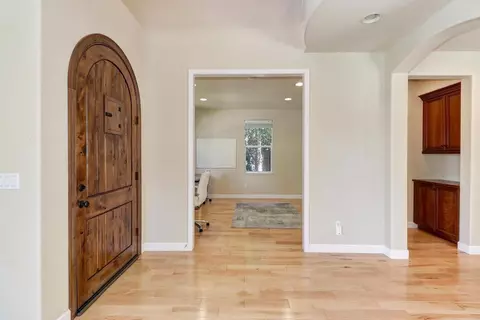 Entry Way - 3723 Gresham Ln, Sacramento, CA 95835 photo 2 of 2