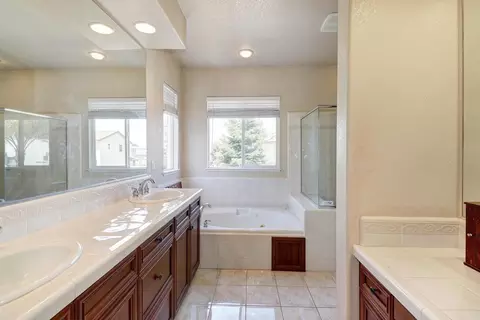 Bath - 3723 Gresham Ln, Sacramento, CA 95835 photo 3 of 6