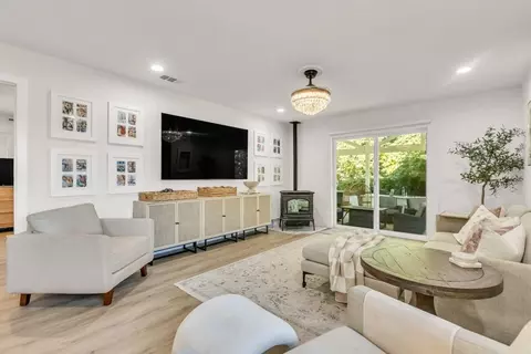 Living - 13405 Apple Rd, Wilton, CA 95693 photo 2 of 3