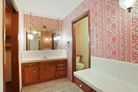 Bath - 1364 Lincoln Blvd, Tracy, CA 95376 photo 3 of 5