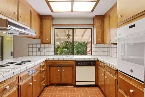 Kitchen - 1364 Lincoln Blvd, Tracy, CA 95376 photo 3 of 5