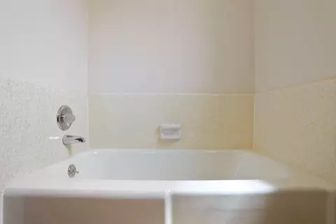 Bath - 1364 Lincoln Blvd, Tracy, CA 95376 photo 2 of 5
