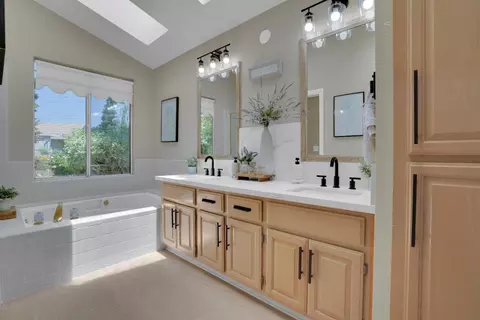 Bath - 1012 Copper Bridge Ct, Modesto, CA 95355 photo 2 of 3