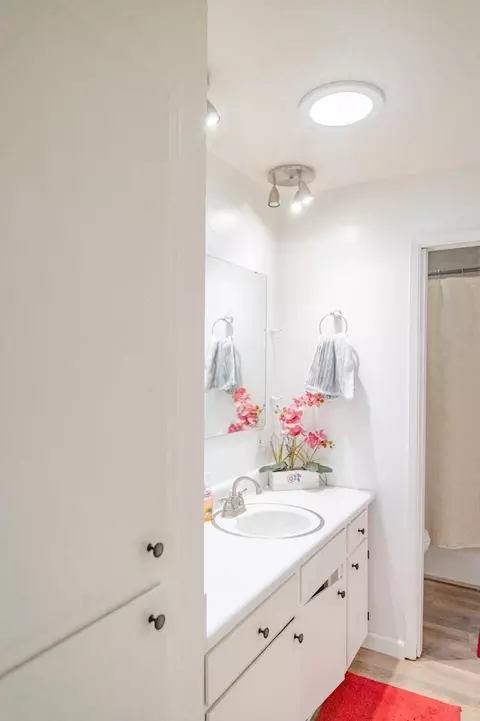 Bath - 7442 Pine St, Hughson, CA 95326 photo 4 of 4
