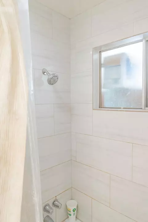 Bath - 7442 Pine St, Hughson, CA 95326 photo 3 of 4