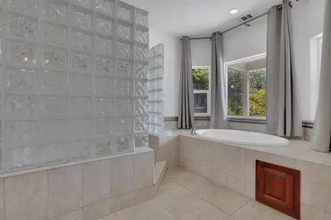 Bath - 1108 Pleasant Bay Dr, Ripon, CA 95366 photo 1 of 4