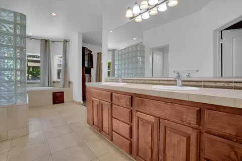 Bath - 1108 Pleasant Bay Dr, Ripon, CA 95366 photo 2 of 4