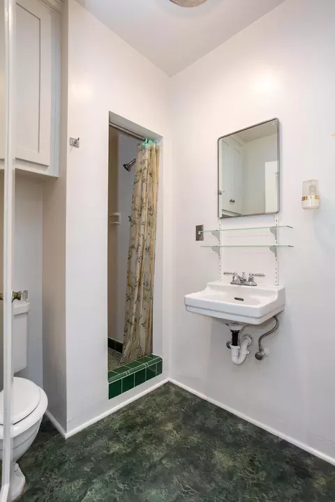 Bath - 9319 E Whitmore Ave, Hughson, CA 95326 photo 3 of 4