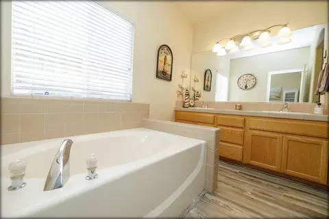 Bath - 3609 Plaudit Dr, Modesto, CA 95355 photo 2 of 12