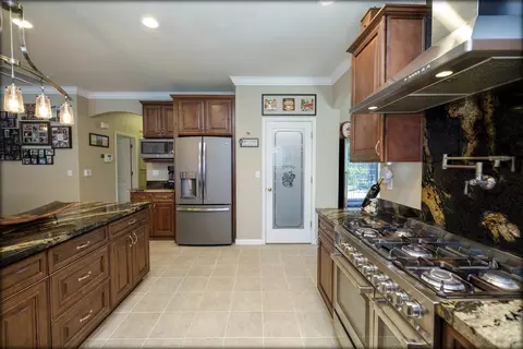 Kitchen - 3609 Plaudit Dr, Modesto, CA 95355 photo 8 of 9