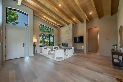 Living - 924 Hackberry Ave, Modesto, CA 95350 photo 2 of 3