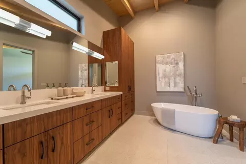 Bath - 924 Hackberry Ave, Modesto, CA 95350 photo 5 of 5