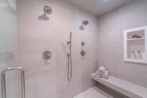Bath - 924 Hackberry Ave, Modesto, CA 95350 photo 4 of 5