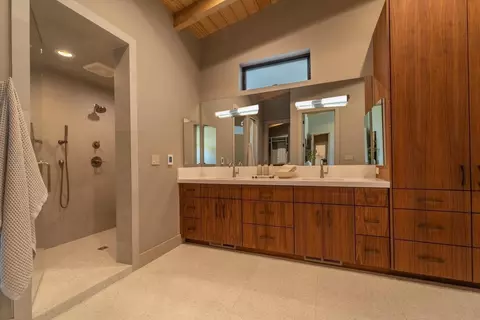 Bath - 924 Hackberry Ave, Modesto, CA 95350 photo 3 of 5